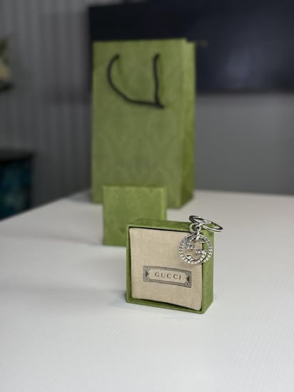 ميدالية قوتشي من الفضه بشعار متداخل Gucci Sterling Silver Interlocking G Keyring