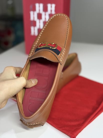 لوفر كارولينا هريرا Carolina Herrera Loafers Initials Insignia Leather من الجلد الطري ببطانه- بني