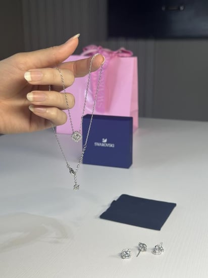 طقم سلسلة سوارفسكي فضي بسلسلة راقصه Swarovski Sparkling Dance 5642929