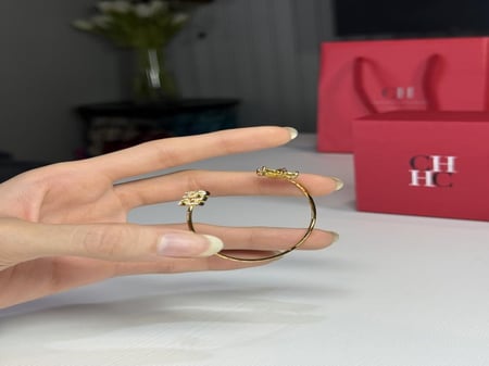 اسوار كارولينا نحيف بحجر لامع بشكل الياسمين Carolina Herrera thin Jasmin crystal bracelet