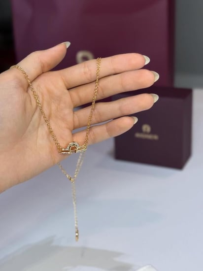 سلسلة اجنر ذهبيه مطليه مرصعة بالاحجار ومزينه بلوقو انسيابي AGJ.231108.GNL AIGNER Aurora women's necklace
