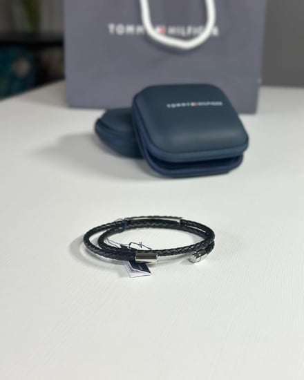اسوار تومي TOMMY HILFIGER BRYAN BRACELET LEATHER 2790587 برايان جلد اسود مع لوقو معدني فضي