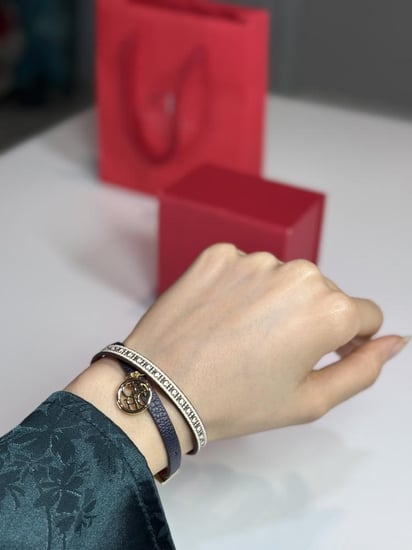 اسوار كارولينا جلد كحلي مع سجنشر بيج مع لوقو متدلي   Logo LEATHER SWEET ICONS INSIGNIA BRACELET