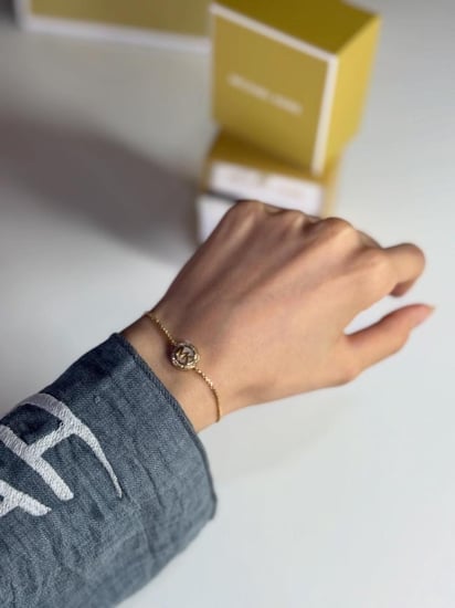 اسوار مايكل كورس ذهبي مع تصميم لولو صدفي وعلامة مايكل كورس