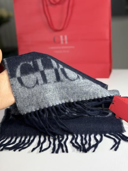 لفاف كارولينا هريرا wool ch scarfرجالي باللون الكحلي و الرمادي وعلامة man scarf wool navy and grey CHCH