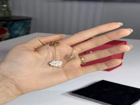 اسوار كارولينا هريرا ذهبي بمجموعه من الؤلؤ المجموعه ch pearl drop bracelet gold