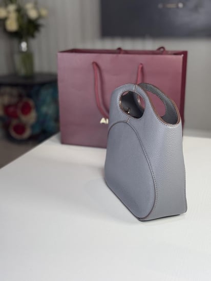 اجنر حقيبة يد باربرا سمول بلون رمادي وتقاصيل ذهبيه-BARBARA HANDBAG S