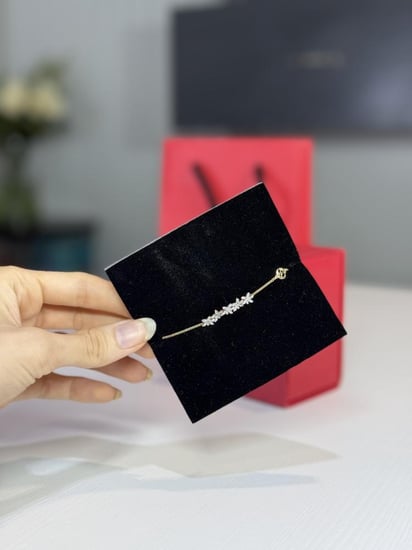 اسوار كارولينا بورد الياسمين المرصع بالكريستال carolina Herrera Jasmin crystal line bracelet