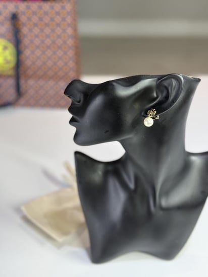 حلق توري برتش بلولو متدلي وعلامه ذهبية BRITTEN PEARL DROP EARRING