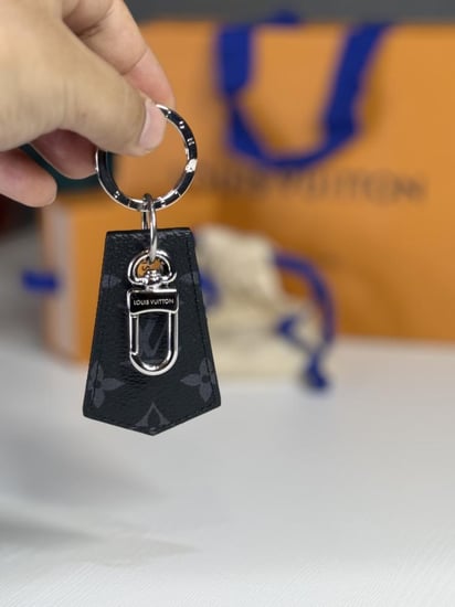 لويس فيتون ميداليه اكلابس كانفاس  مونوجرام Louis Vuitton Monogram Eclipse Canvas Enchappe Key Holder