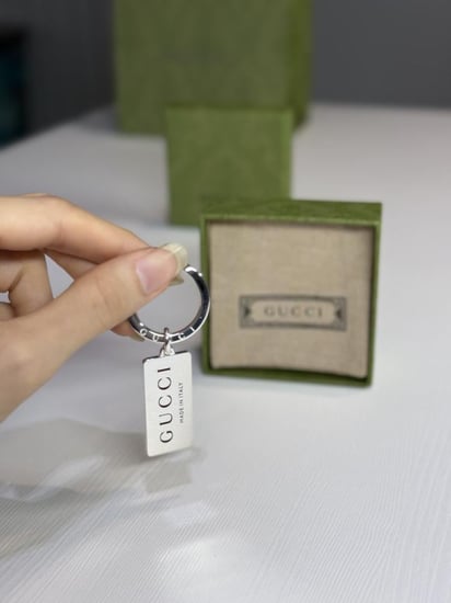 ميدالية قوتشي من الفضه بشعار برجندي Gucci Trademark Sterling Silver Keyring