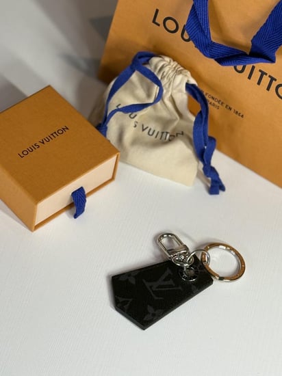 لويس فيتون ميداليه اكلابس كانفاس  مونوجرام Louis Vuitton Monogram Eclipse Canvas Enchappe Key Holder