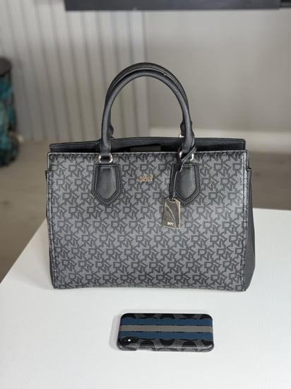 توت دكني بيبي باللون الاسود السجنشر وتفاصيل ذهبيه DKNY BIBI TOTE BLACK SIGNATURE