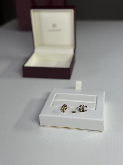 حلق اجنر لوقو حذوة ذهبي مرصع بالكريستال aigner gold fashion earrings