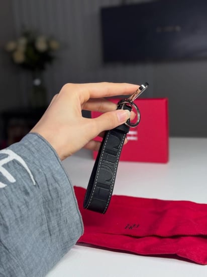 ميدالية كارولينا هريرا سجنشر بلون اسود ومعدن فضي