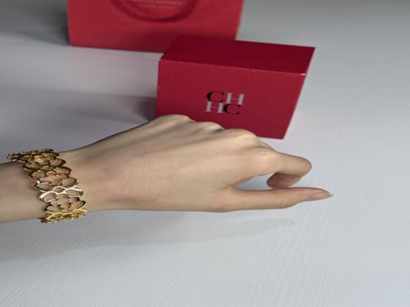 اسوار بانقل كارولينا سجنشر بزهرة كارولينا مطلي ذهبي Wide gold-plated cuff carolina herrira