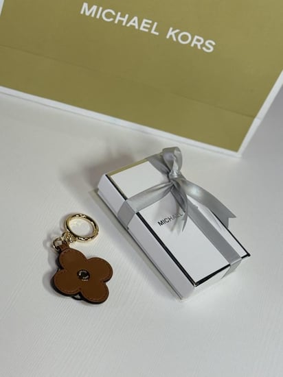 ميدالية مايكل كورس بنية سجنتشر micheal kors keychain floral leather