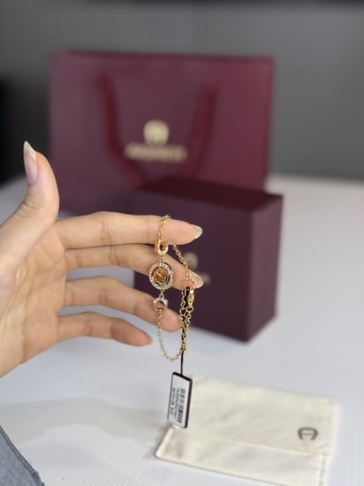 اسوار اجنر ذهبي بعلامه وحذوه BRACELET WITH A-LOGO AND HORSESHOES GOLD