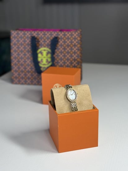 ساعة توري برتش بيضاويه ذهبيه ومرصعه باحجار البافيه OVAL WATCH