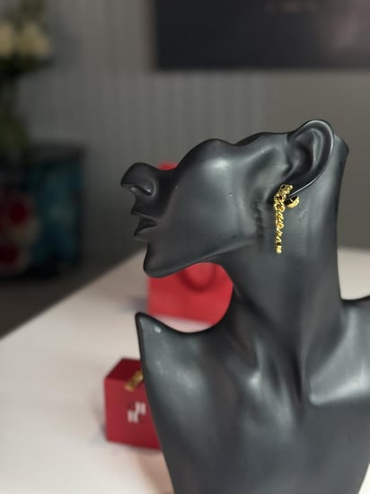 حلق كارولينا متدلي بشعار كارولينا Carolina Herrera dropped chain gold earrings