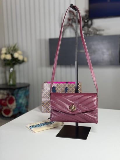 توري برتش شين والت بجلد ناعم بتفاصيل ومعدن ذهبي KIRA CHEVRON CHAIN WALLET