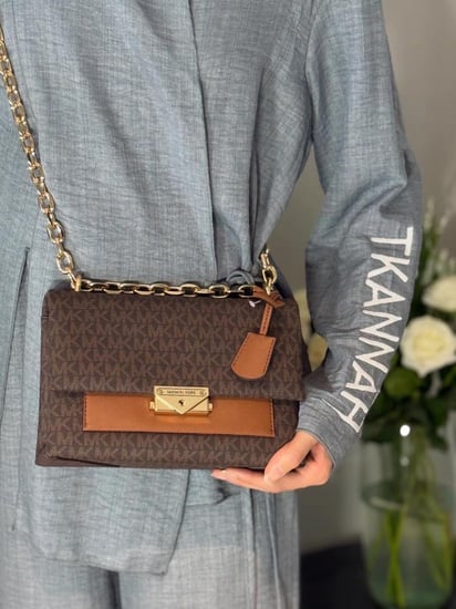 مايكل كورس شنطة كتف سي سي ميديم سجنشر بلون بني MICHAEL KORS Cece Medium Logo Shoulder