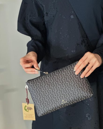 اقنر LILIA ICON POUCH WITH HAND LOOP باوتش ليليا ايكون بلون - اسود