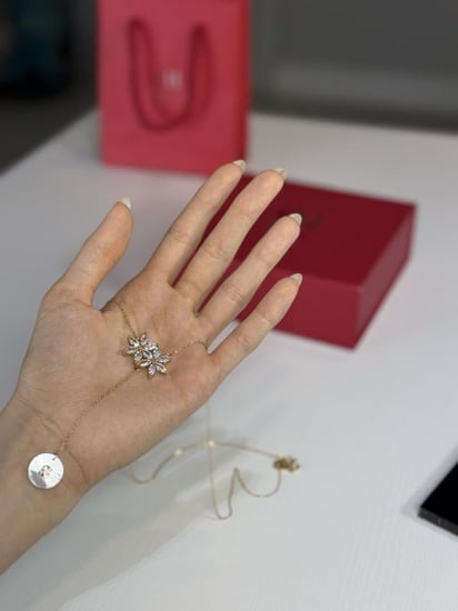 سلسلة كارولينا هريرا بعلامه على حلقه صدفيه  ووردين ياسمين مرصعين بالكريستال Carolina Herrera Necklace with two jasmins and drop pearl