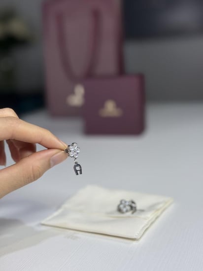 حلق اجنر رمادي بورده مع تفاصيل صدفيه Aigner pearl flower earring