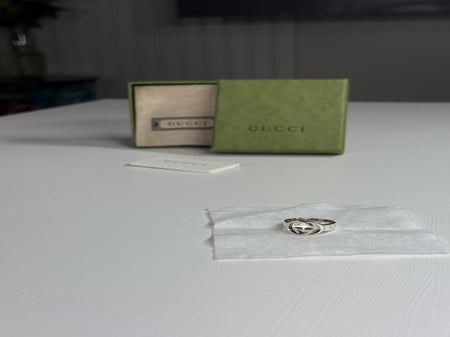 خاتم قوتشي انترلوك نسائي فضي Gucci Interlocking ring