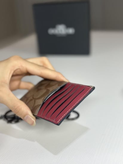 كوتش طقم كوتش ليميتد ادشن محفظة وميداليه - احمر/ كاكي سجنشر