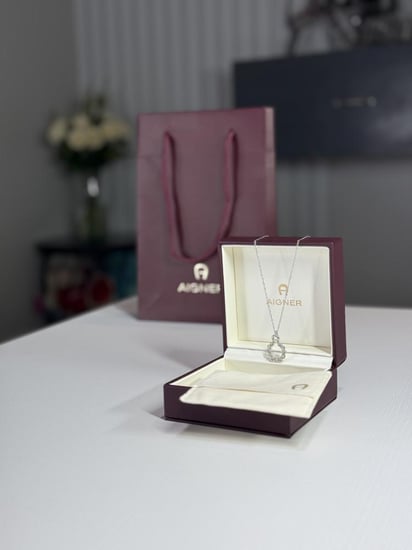 سلسلة اجنر باللون الفضي مرصعة باحجار سوارفسكي Aigner silver necklace with Swarovski crystal's