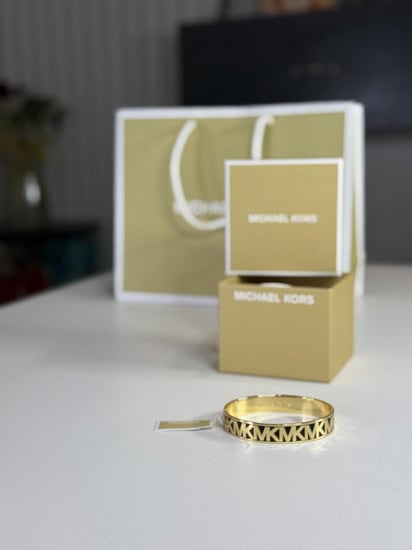 مايكل كورس بانقل عريض ذهبي واسود بالعلامه   MICHAEL KORS POLISHED GOLD BLACK LOGO 'MK' HINGE