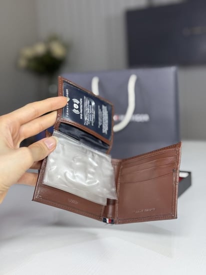 محفظة تومي جلد بني غامق بشريط تومي لوقو tommy hilfiger man wallet brown leathet