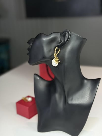 حلق كارولينا هريرا لولو كبير متدلي مزين بشعار كارولينا  logo CH earring big pearl drop