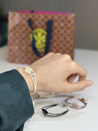 خاتم توري برتش ايلانور باون ذهبي وعلامة توري برتش - gold tory burch ELEANOR RING