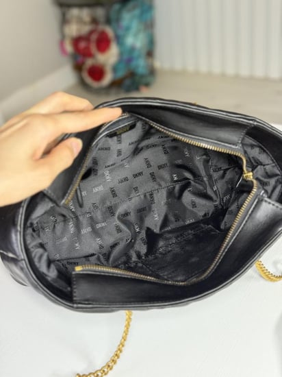 شنطة دكني كويلتد فيفيان توت باللون الاسود والنحاسي VIVIAN dkny TOTE R22AVG68