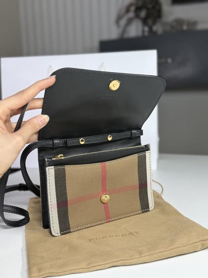 شنطة بربري كلاسيك Burberry Black Pebbled Leather/House Check Canvas Hampshire Crossbody Bag هامبشير كروس بودي بلون اسود و كانفاس سجنشر