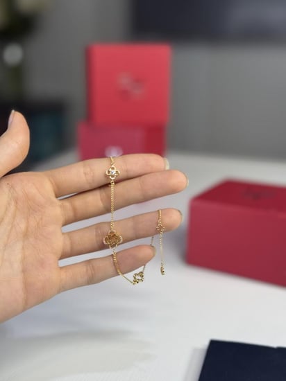 اسوار بانقل ذهبي ناعم بزهرة كارولينا الخاصه مرصعه بالكريستال ولون ذهبي فخم