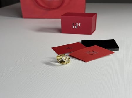 خاتم كارولينا اليومي فل لوقو المطلي بالذهب والمرصع بالكريستال AACA08K418176