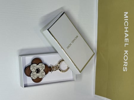 ميدالية مايكل كورس بنية سجنتشر micheal kors keychain floral leather