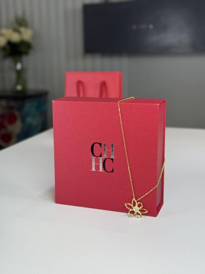 سلسلة كارولينا هريرا بعلامه ورده ناعمه ومزينه بلولو مع اللوقو gold Carolina Herrera necklace flower