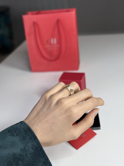 خاتم كارولينا اليومي فل لوقو المطلي بالذهب والمرصع بالكريستال AACA08K418176