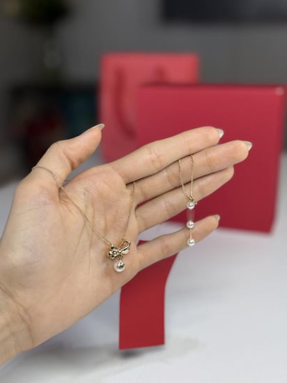 سلسلة كارولينا فيونكا انيقه بلؤلؤه متدليه بلون ذهبي وشعار CH necklace