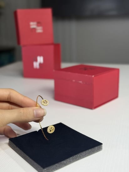 اسوار بانقل ذهبي ناعم من كارولينا بعلامتين دائريتين مرصعه بالحجار اللامعه وعلامة كارولينا CH GOLD BRACELETE