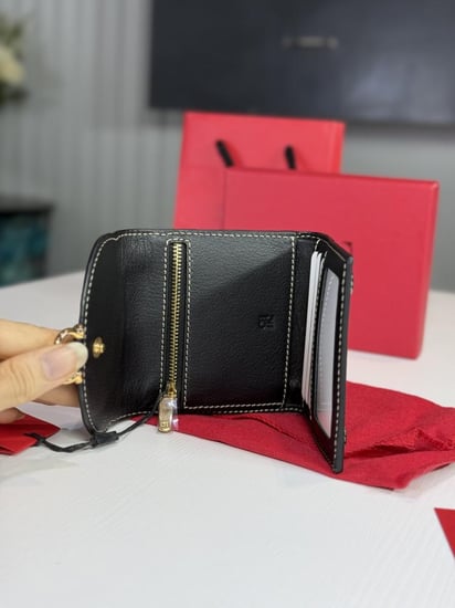 محفظة كارولينا فولد بعلامة كارولينا Carolina Herrera women black wallet CH