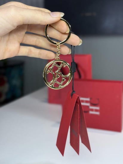ميدالية كارولينا حلق لوقو باللون الذهبي مزين باللولو Carolina Herrera loop pearl keychain CH