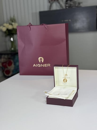 سلسلة اجنر ذهبيه بفريم سداسي متحرك بالعلامه Aigner hexagonal necklace in gold