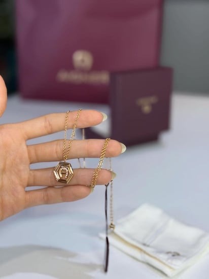 سلسلة اجنر ذهبيه بفريم سداسي متحرك بالعلامه Aigner hexagonal necklace in gold