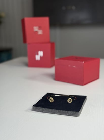 اسوار بانقل ذهبي ناعم من كارولينا بعلامتين دائريتين مرصعه بالحجار اللامعه وعلامة كارولينا CH GOLD BRACELETE